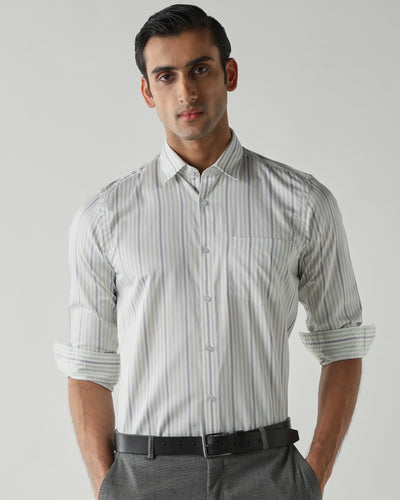 Grey/Pista shirts crafted in 100% cotton,