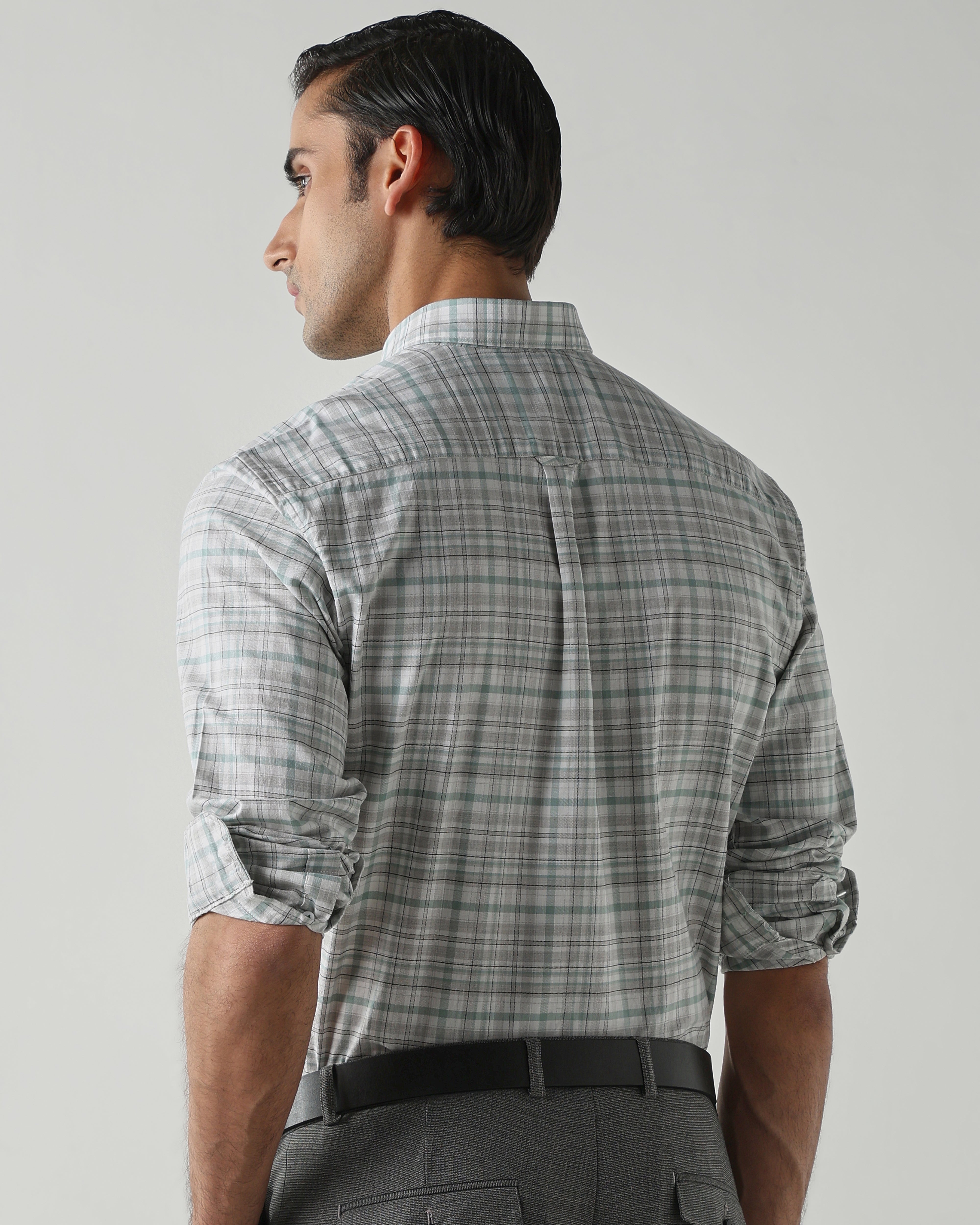 WHITE/GREEN shirts crafted in 100% cotton,