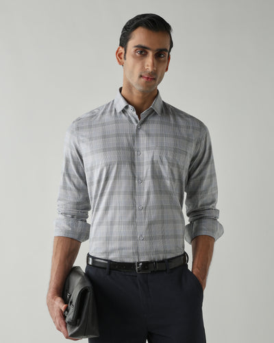 Lt Blue/Dk Blue shirts crafted in 100% cotton,