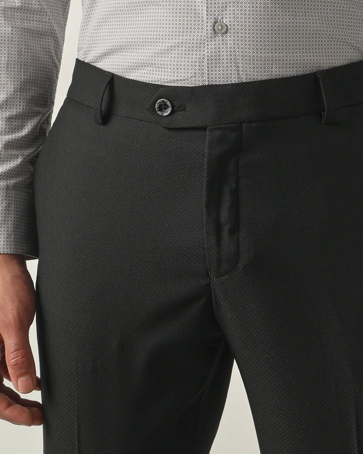 Men's Solid Poly Viscose Elastane Slim Fit Formal Trousers - Black