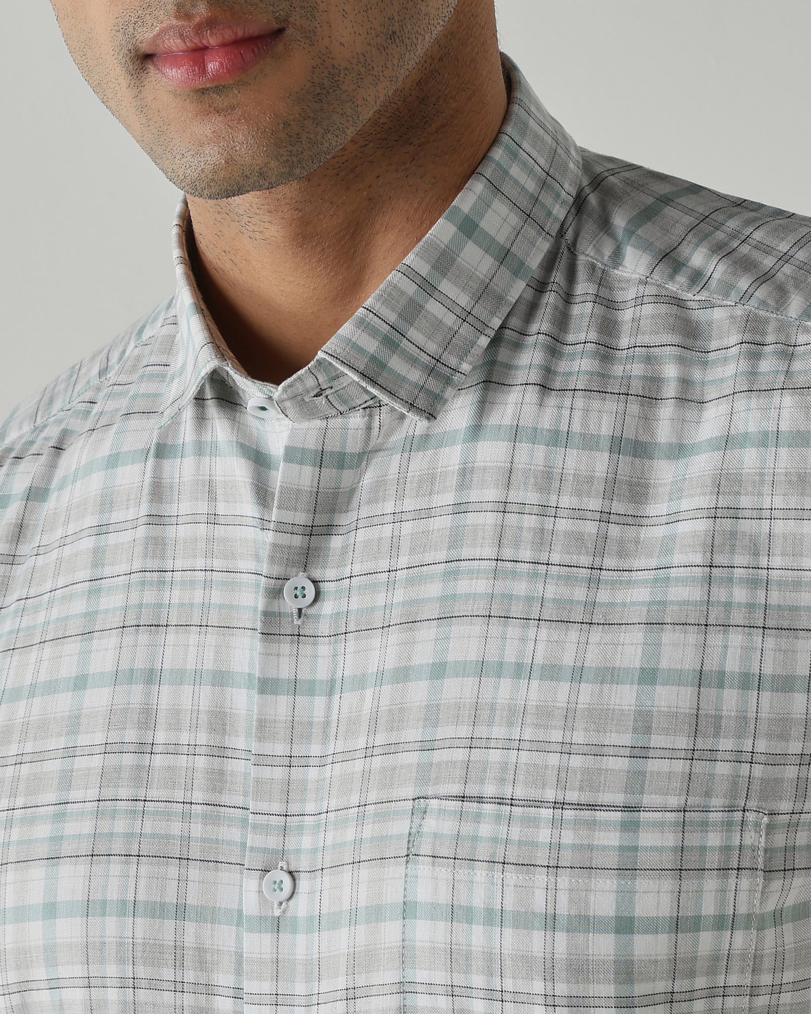 WHITE/GREEN shirts crafted in 100% cotton,