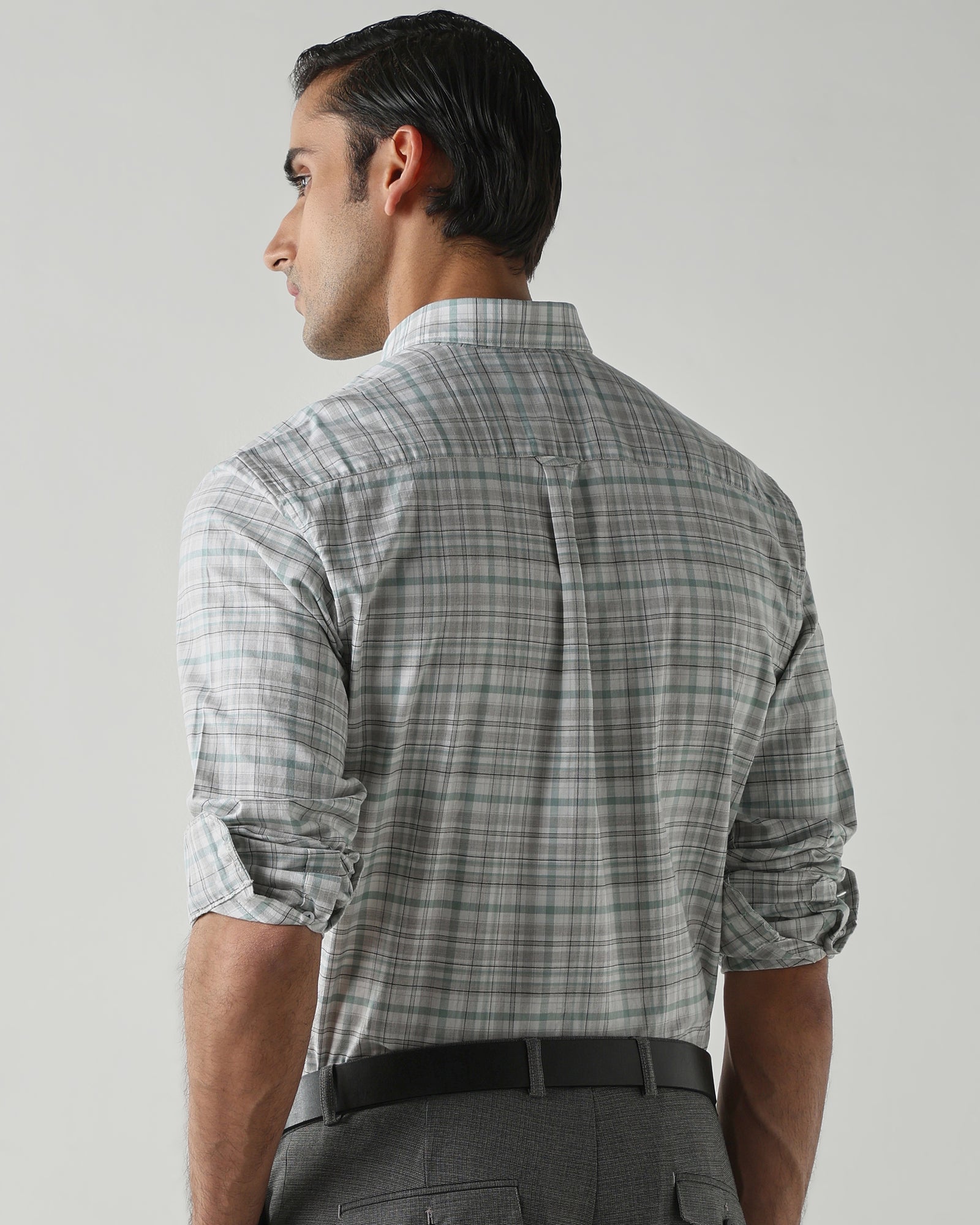 WHITE/GREEN shirts crafted in 100% cotton,