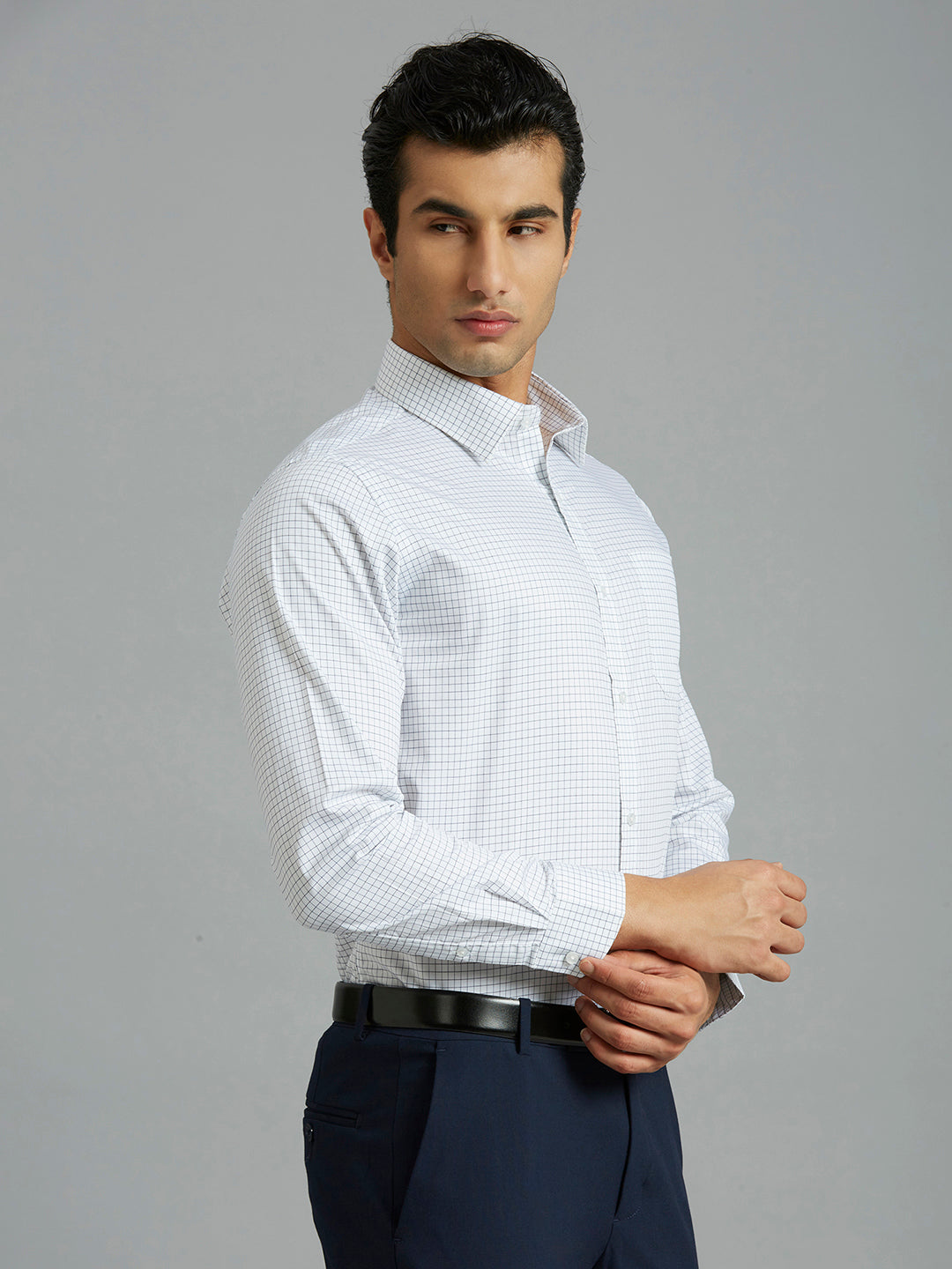 White & Navy Checks 100% Cotton Slim Fit Formal Full Sleeve Shirt